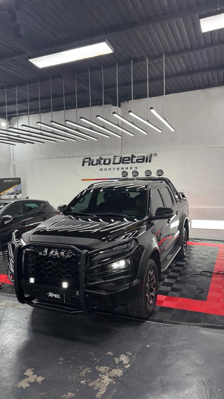 JAC con accesorios 4x4 XPEL