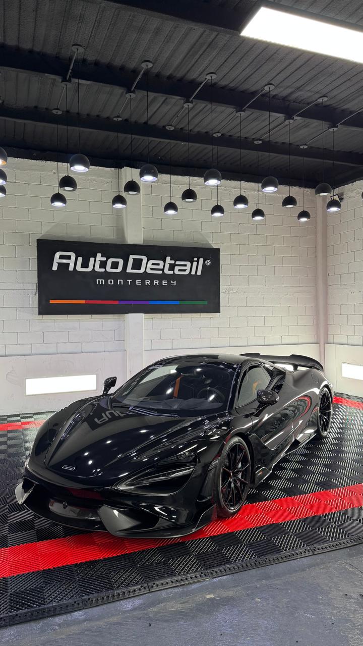 McLaren negro en Auto Detail Monterrey