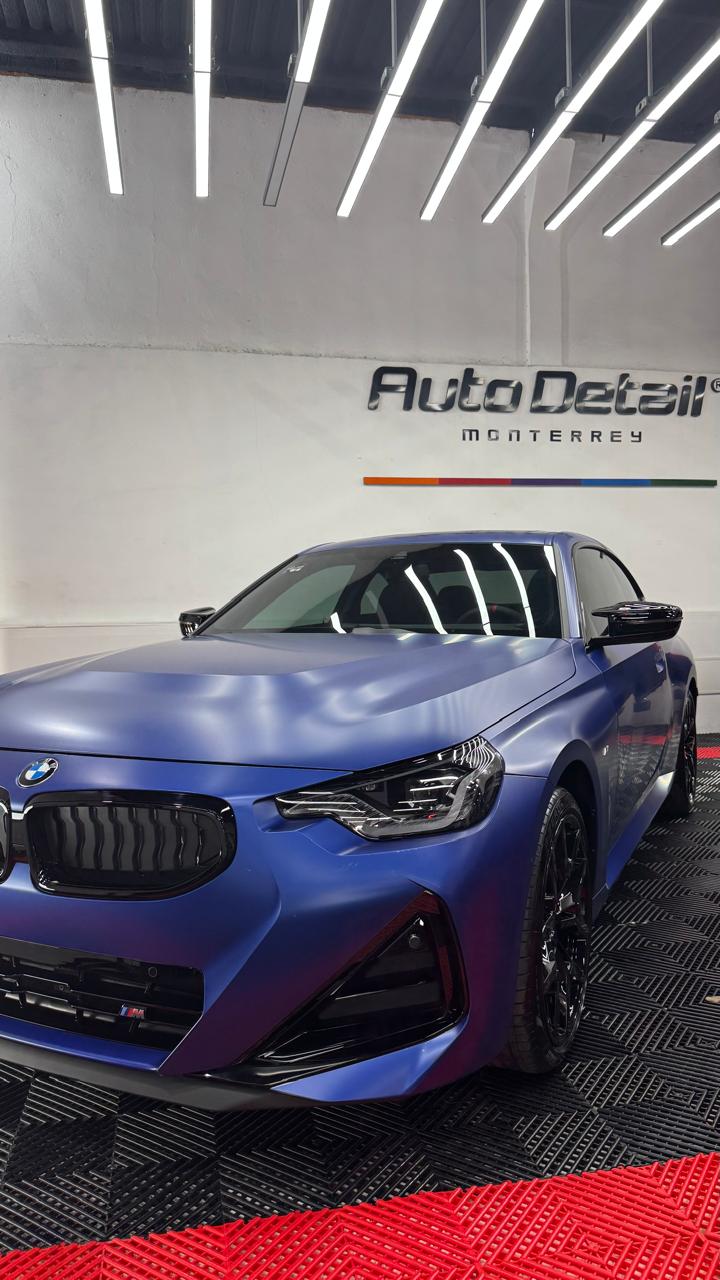 BMW M240i con wrap azul mate