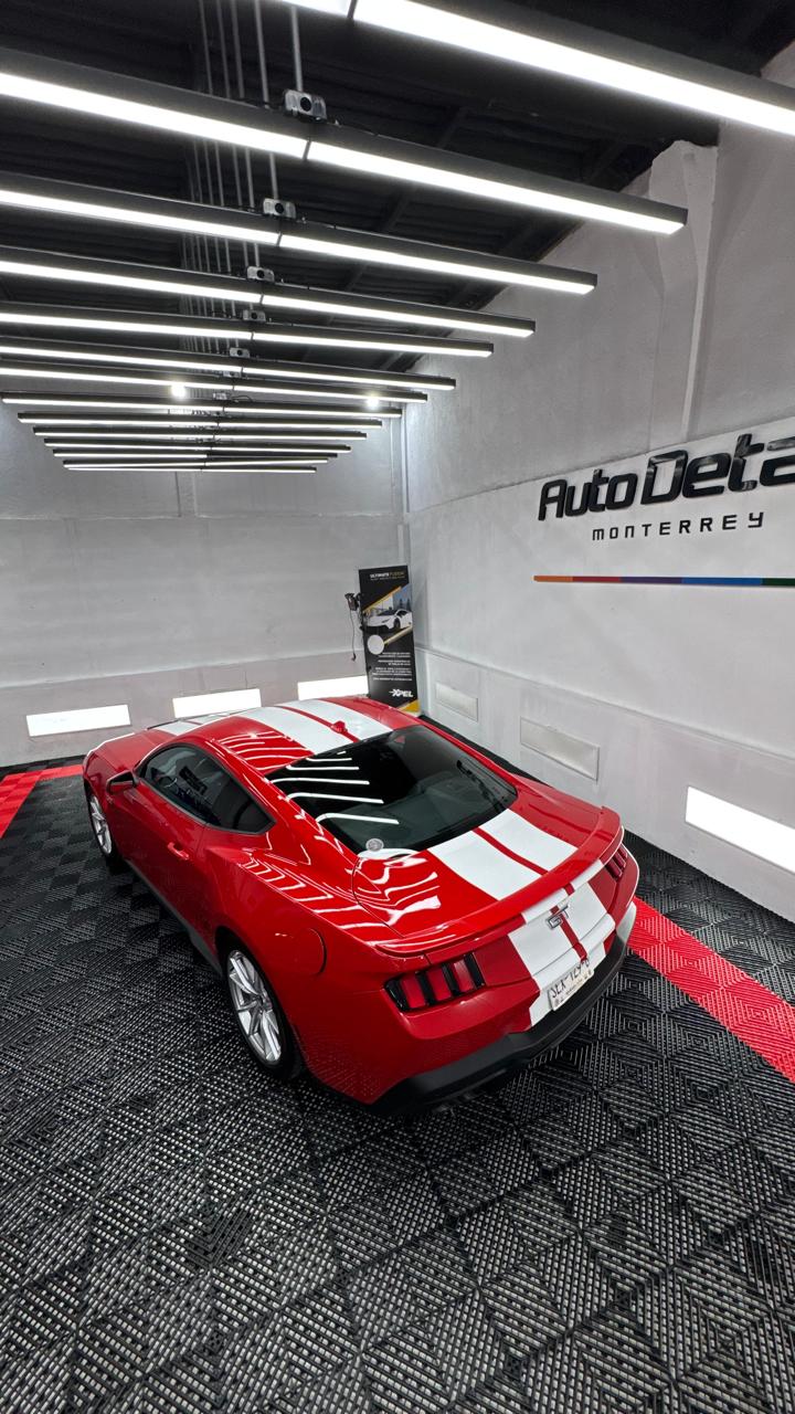 Mustang rojo con wrap