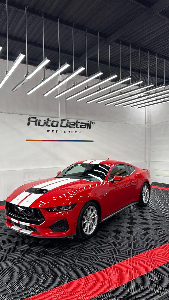 Mustang rojo con wrap en Auto Detail Monterrey